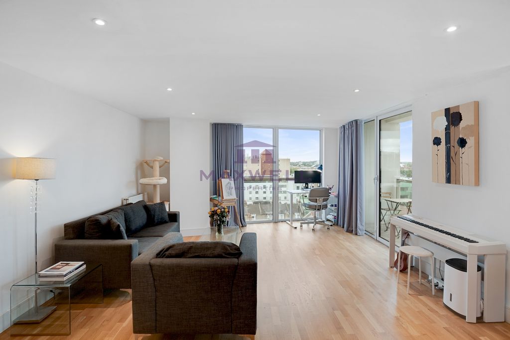 Property photo 3 of 15 For Sale, 2 Bed In London, E14