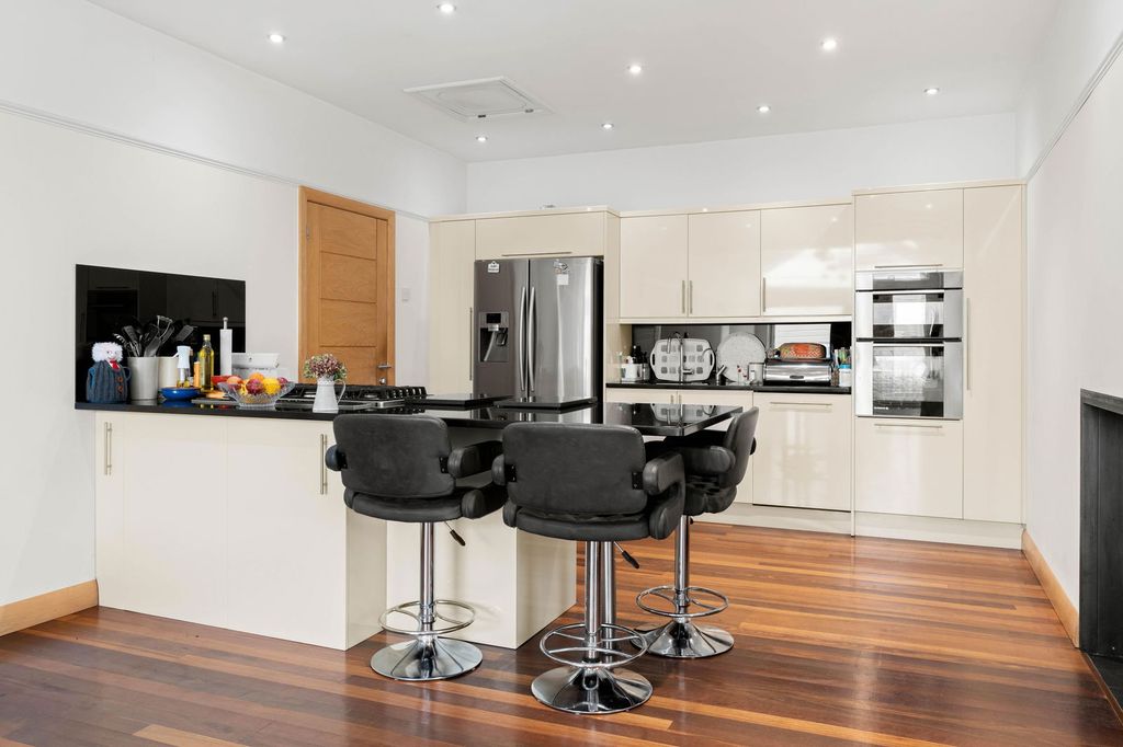 Property photo 3 of 48