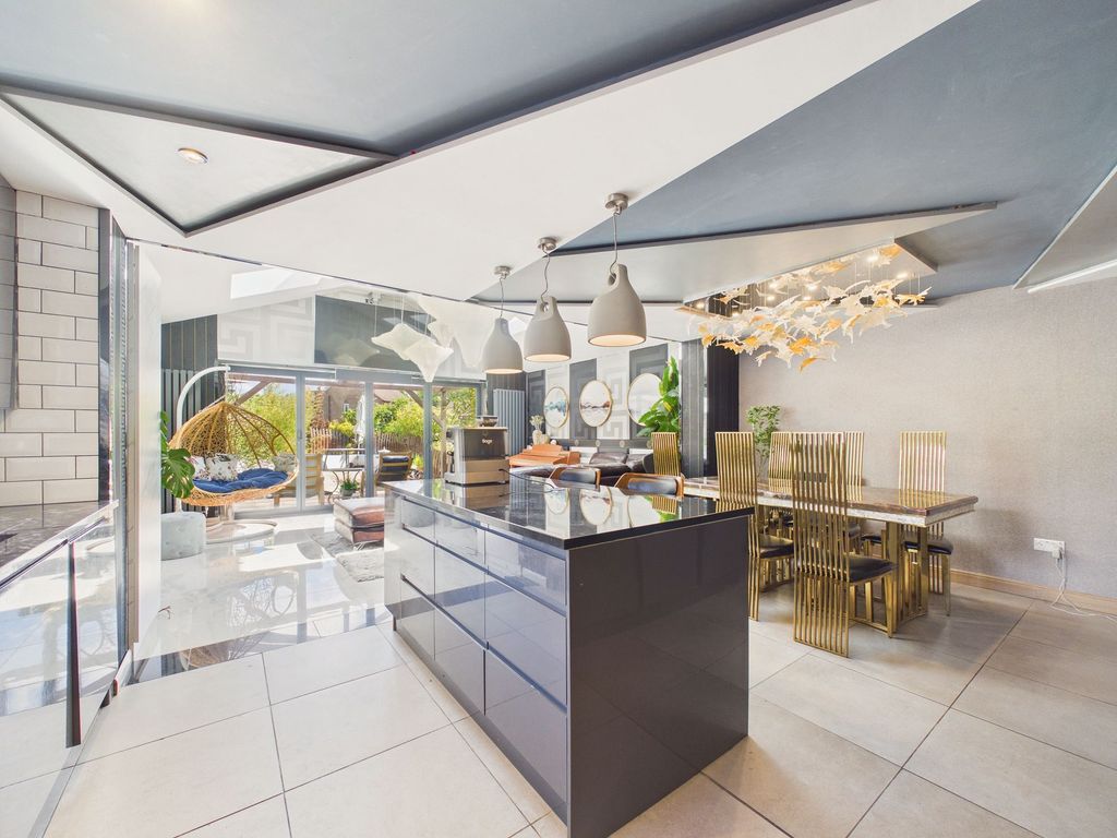 Property photo 2 of 17 Dining Kitchen