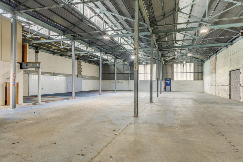 Property photo 3 of 15 8674241-Interior09-800