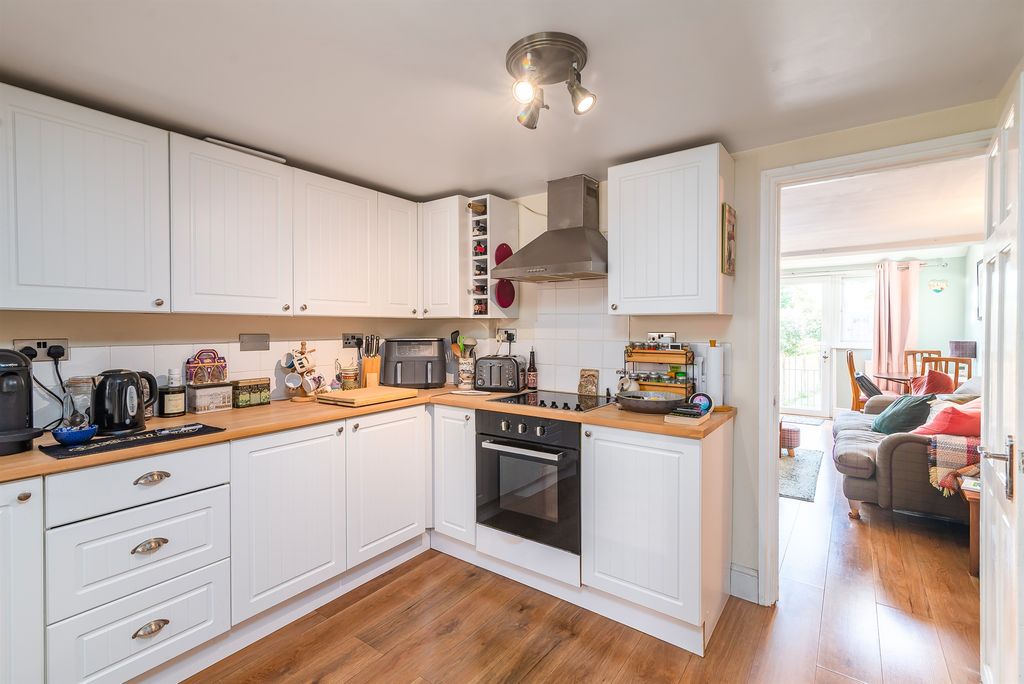 Property photo 3 of 11 Kitchen