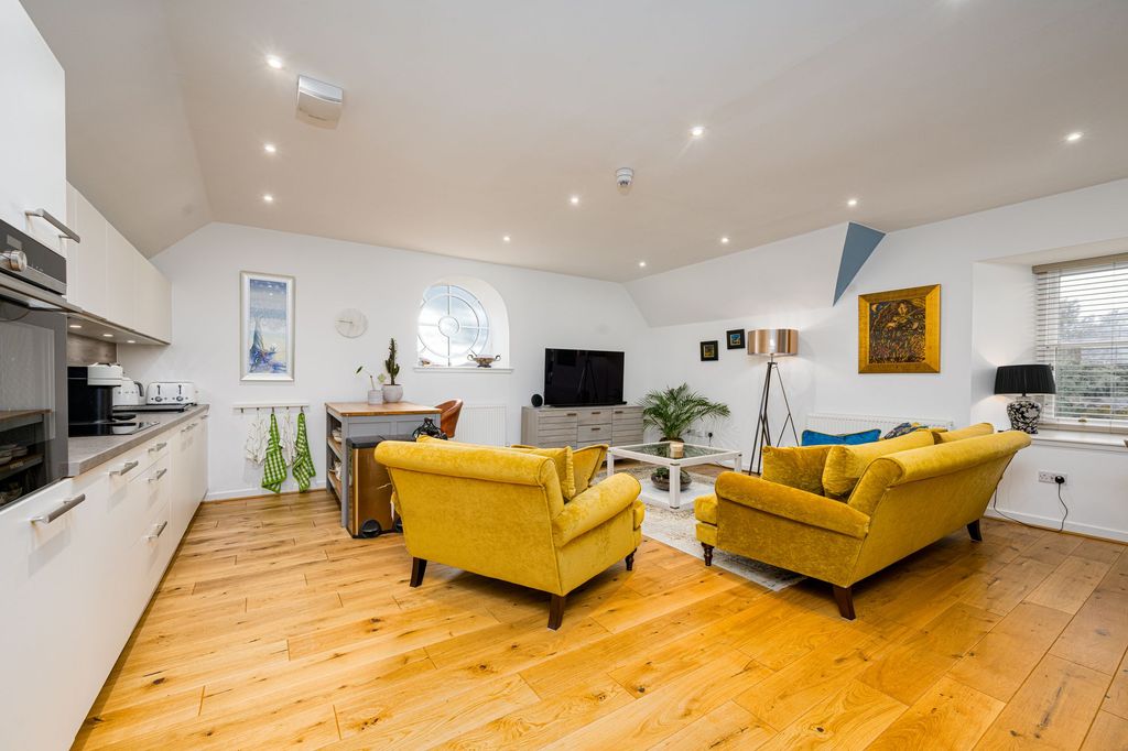 Property photo 3 of 16 Lounge