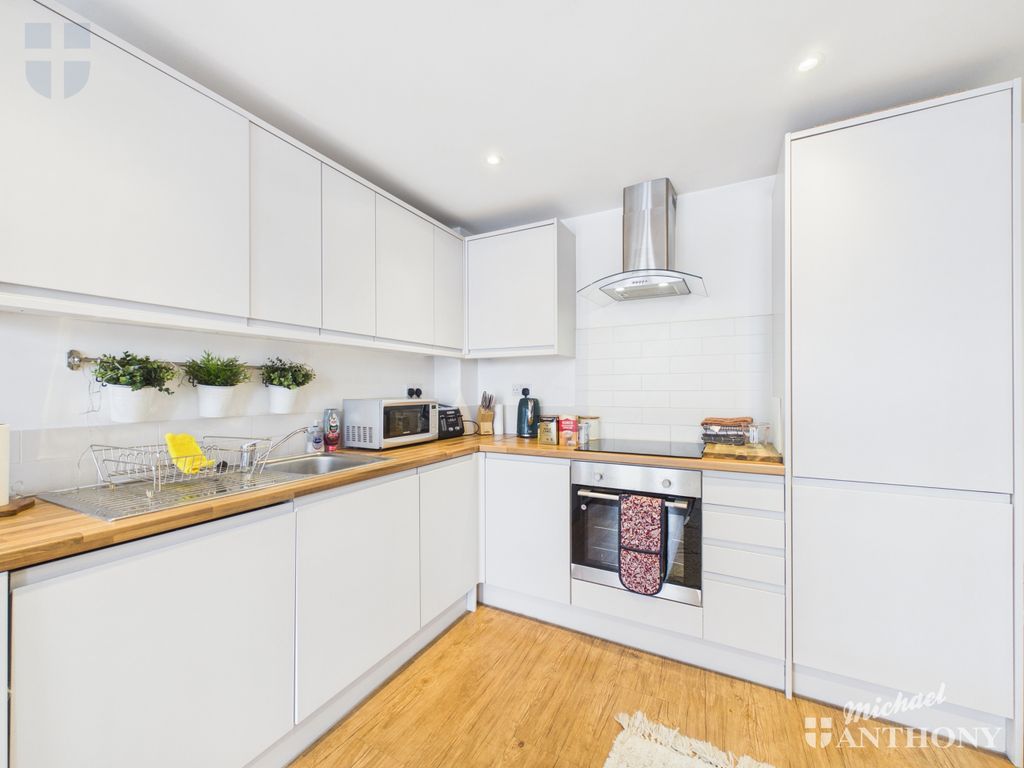 Property photo 3 of 8 Cam03218G0-Pr0948-Still012