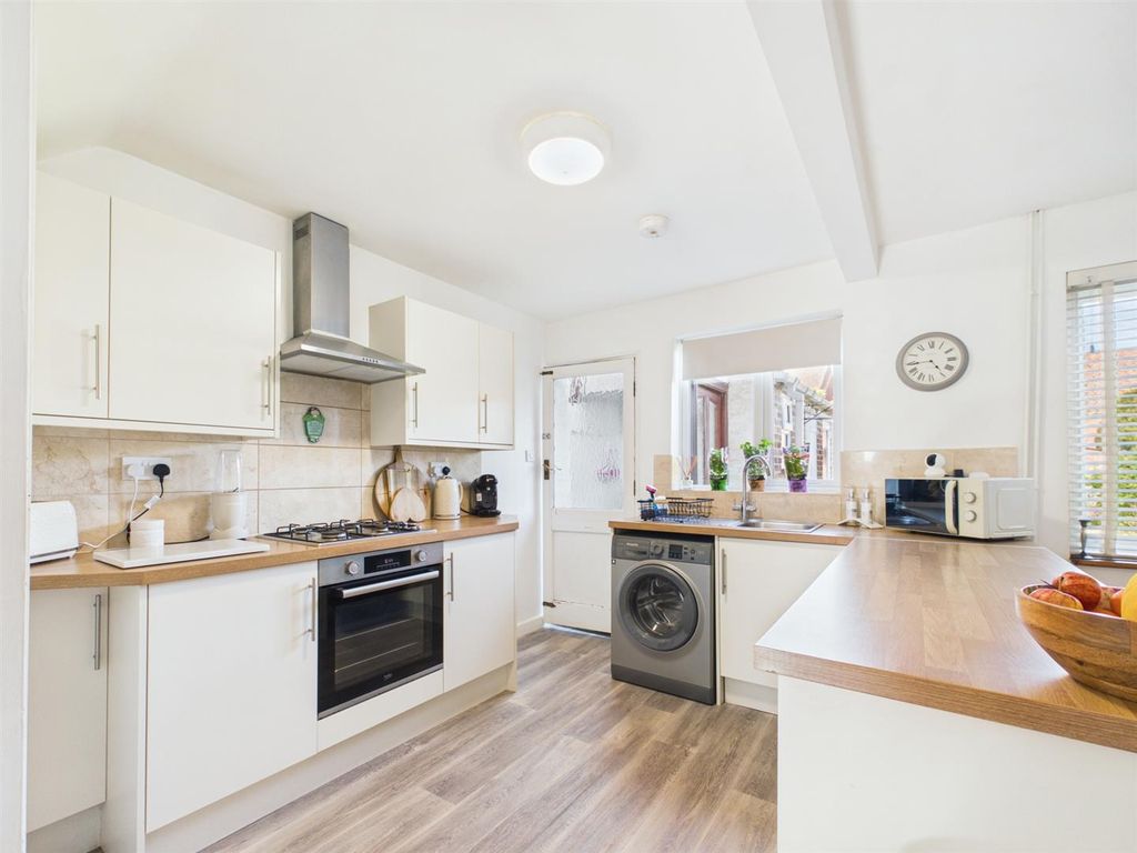 Property photo 3 of 10 Kitchen