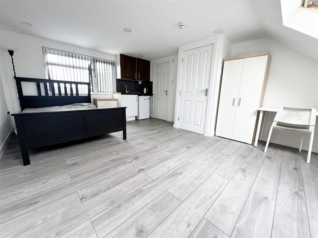 Property photo 1 of 2 Room...Jpg