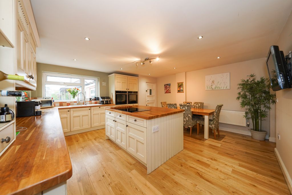 Property photo 2 of 29 Kitchen Diner