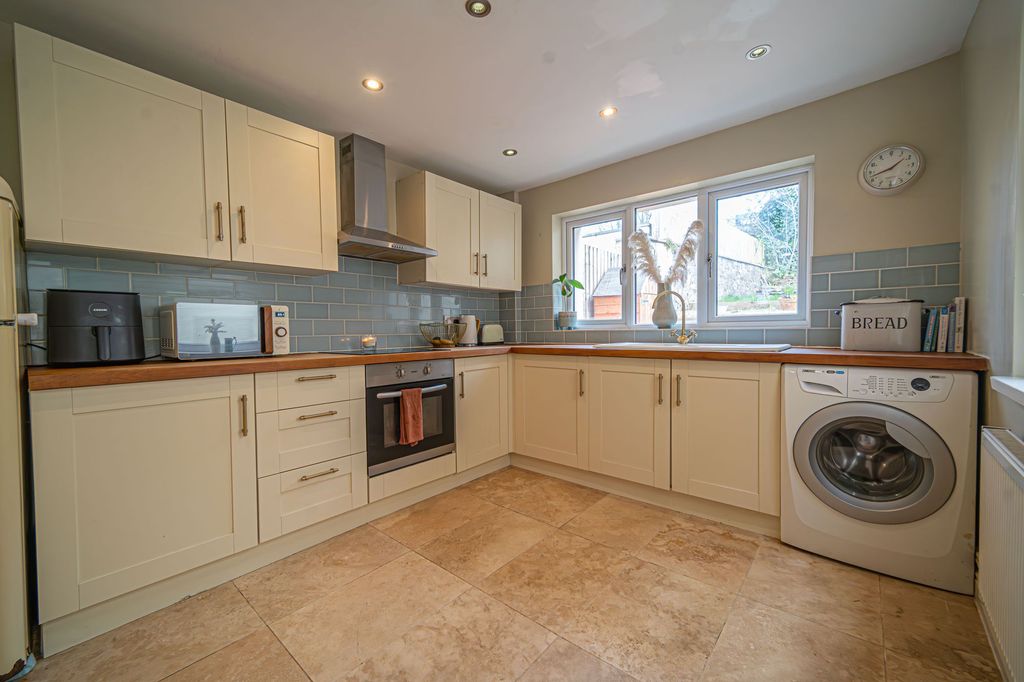 Property photo 2 of 23