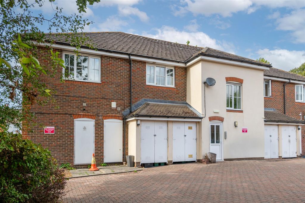 Property photo 1 of 8 26 Priestlands Externals-2.Jpg