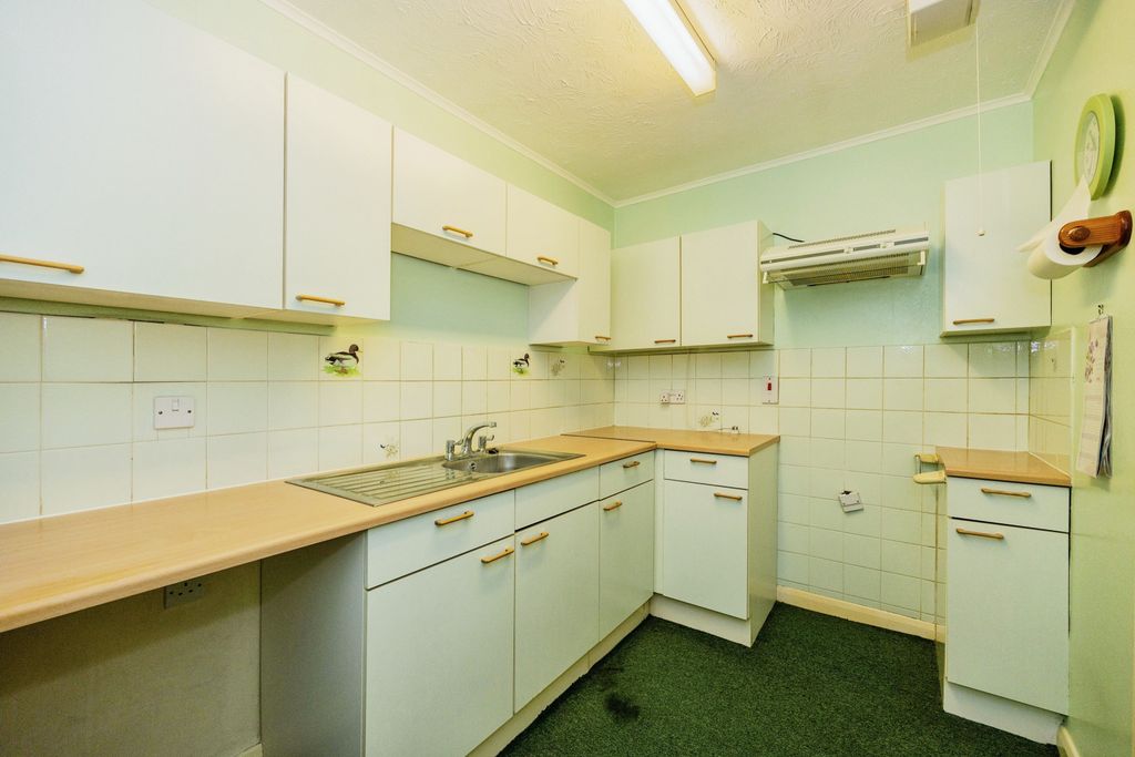 Property photo 3 of 10 Kitchen