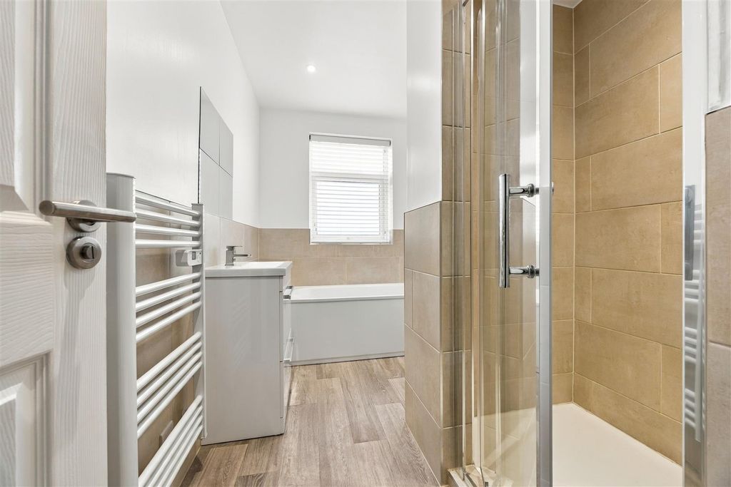 Property photo 2 of 21 102 Highland Road, Southsea-Porticomarketing-Soldb