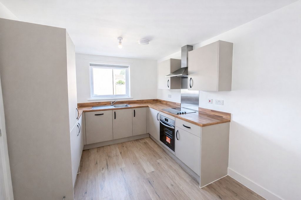 Property photo 2 of 10 Kitchen