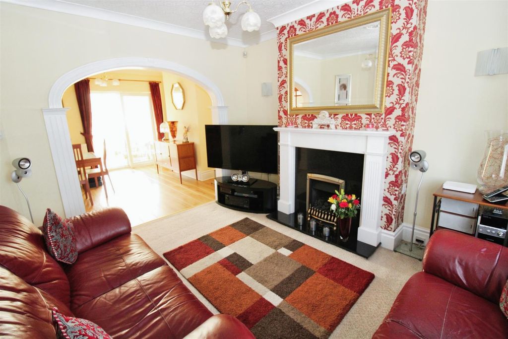 Property photo 3 of 32 Lounge