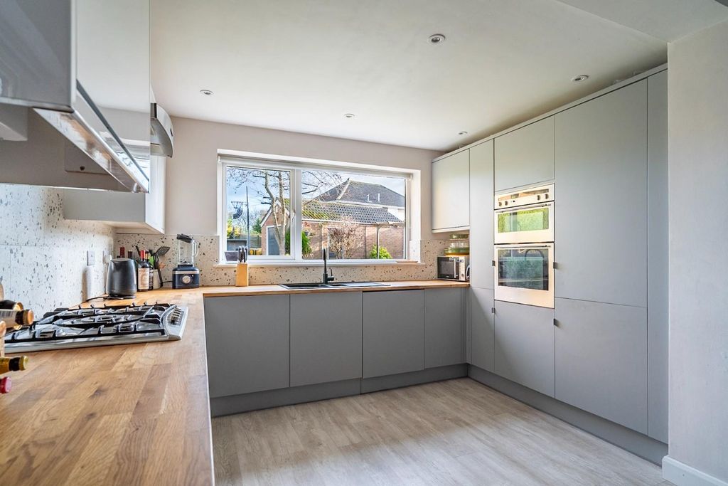 Property photo 2 of 28 Kitchen