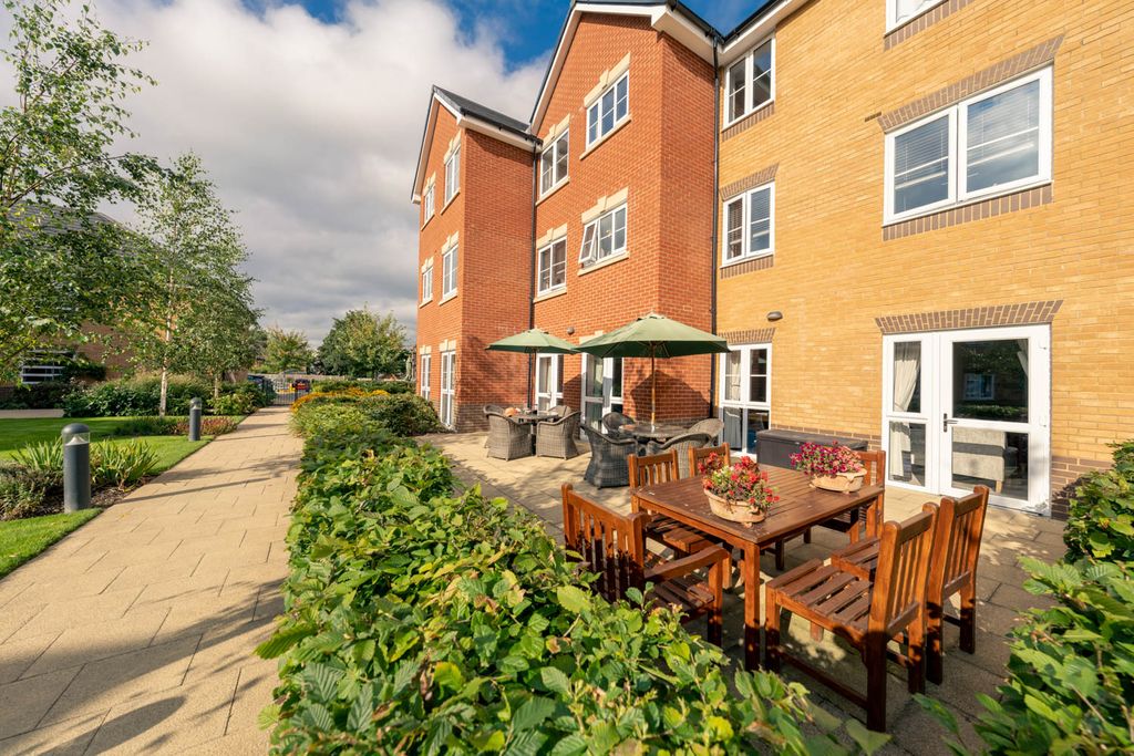 Property photo 1 of 20 Shared Gardens