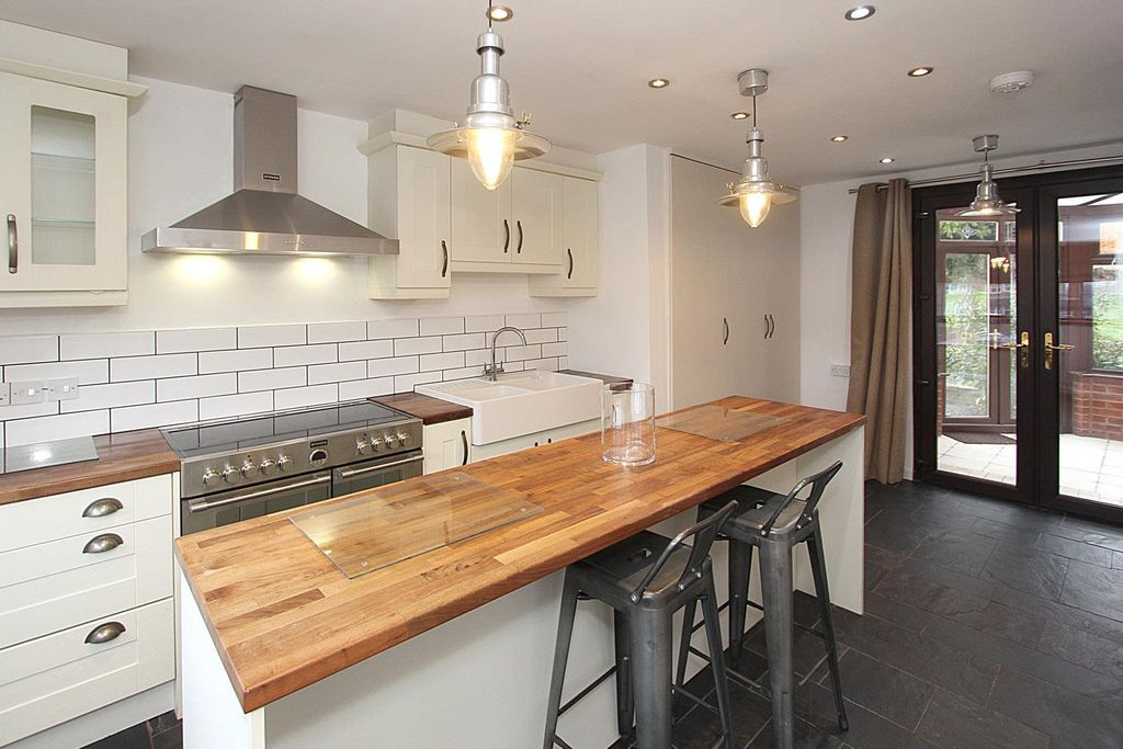 Property photo 3 of 11 Kitchen