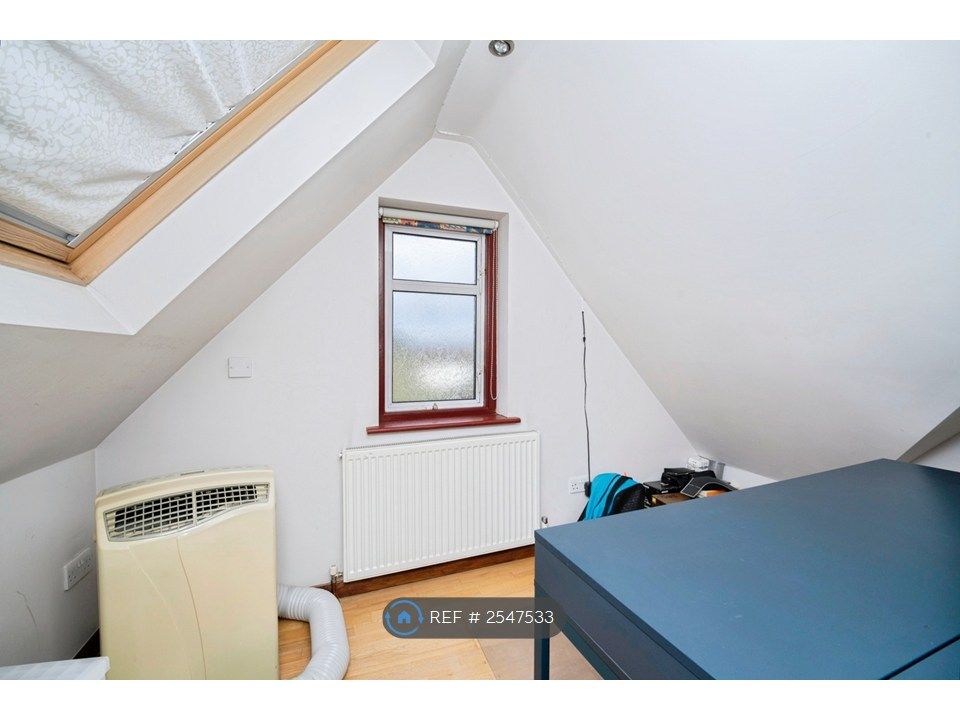 Property photo 2 of 21 Loft Room