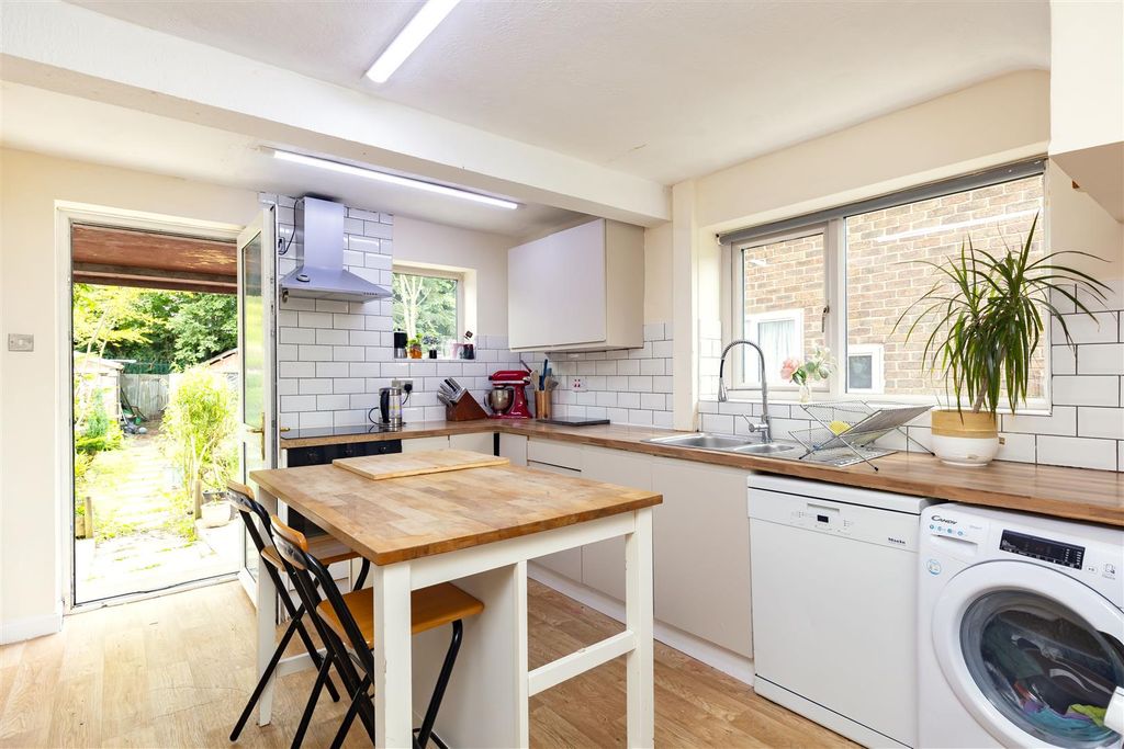 Property photo 3 of 31 Kitchen/Breakfast Room