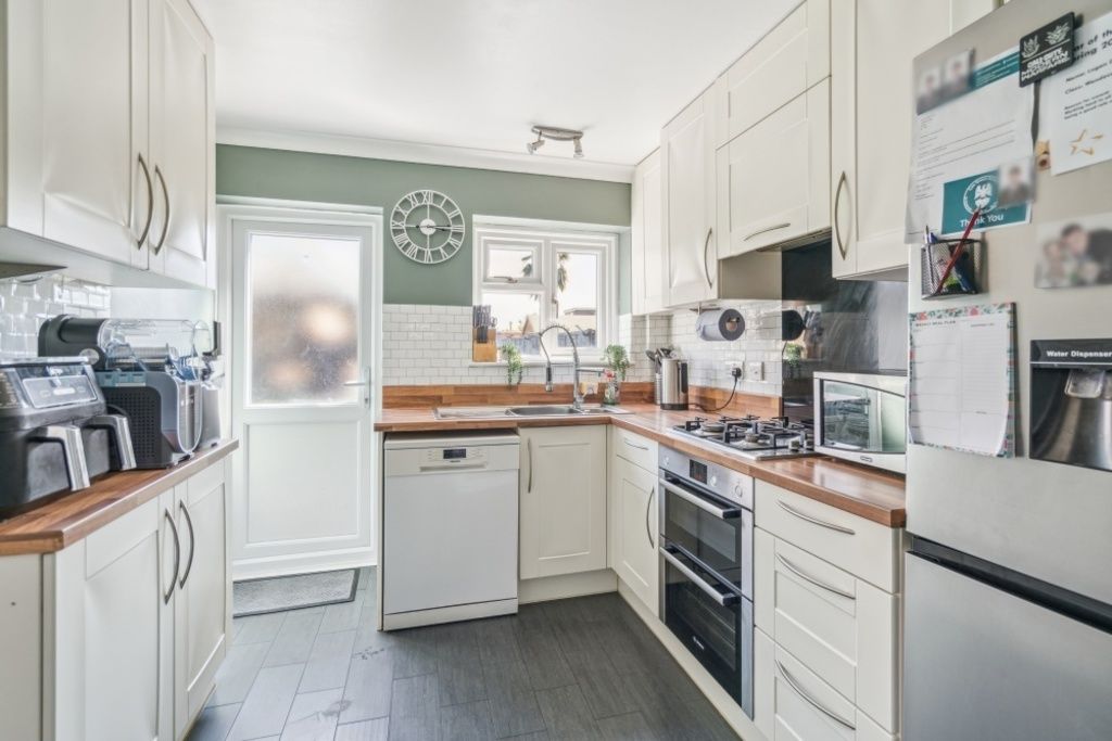 Property photo 2 of 18 Modern Fitted Kitchen