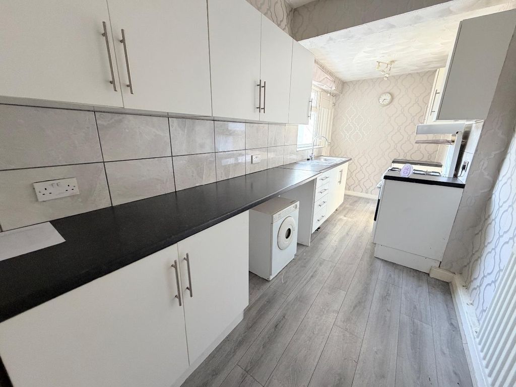 Property photo 3 of 10 Kitchen