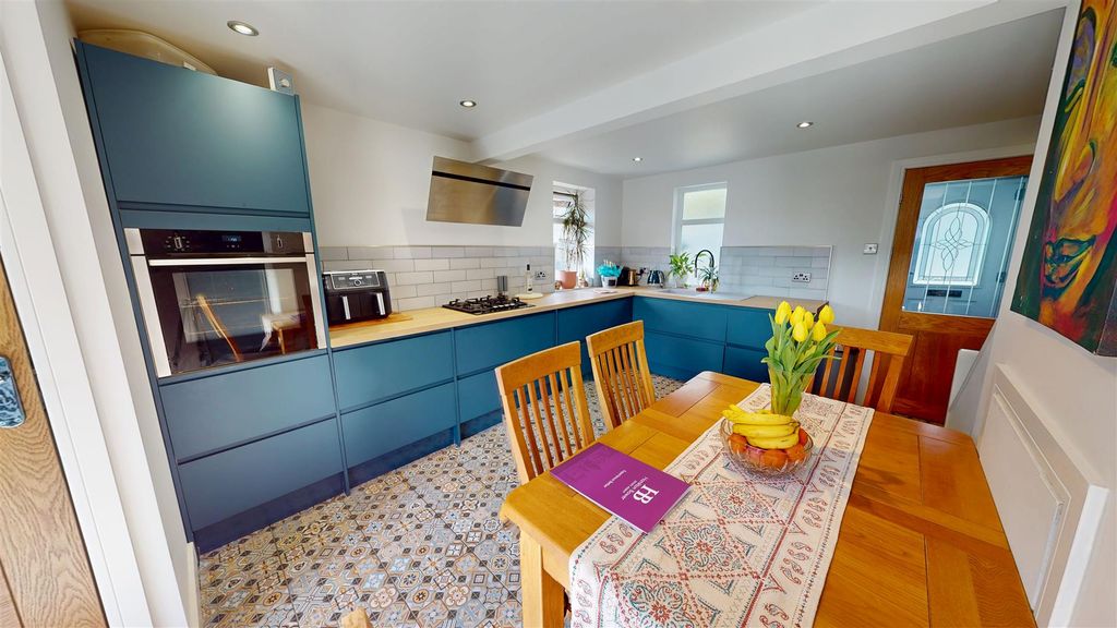 Property photo 3 of 20 Dining Kitchen