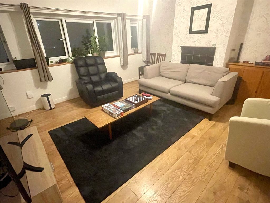 Property photo 2 of 12 Lounge