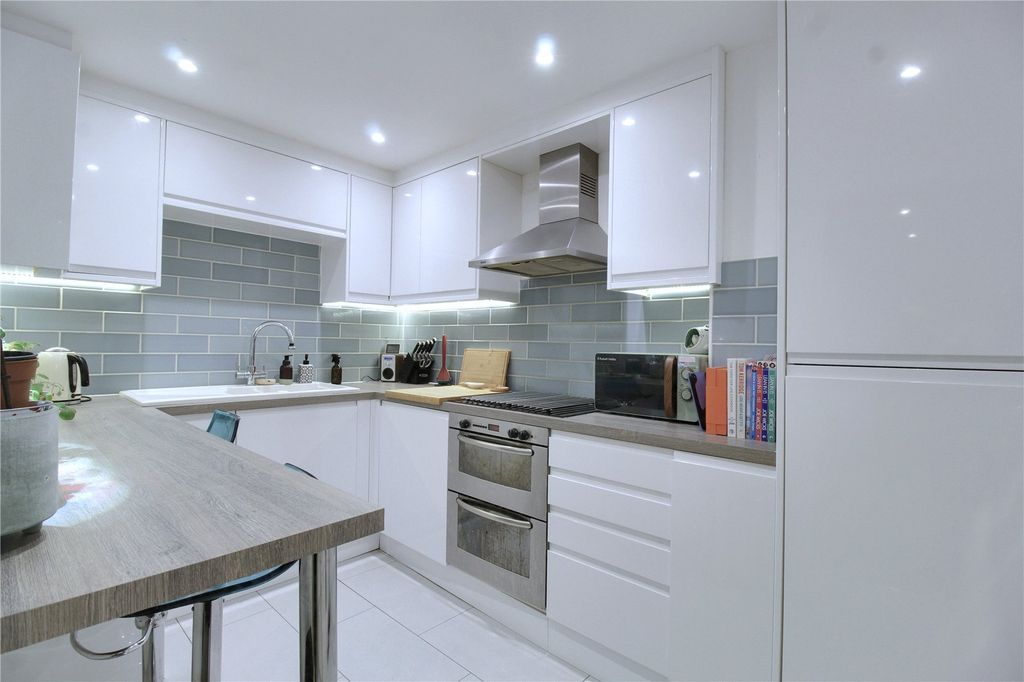 Property photo 2 of 7 Refitted Kitchen