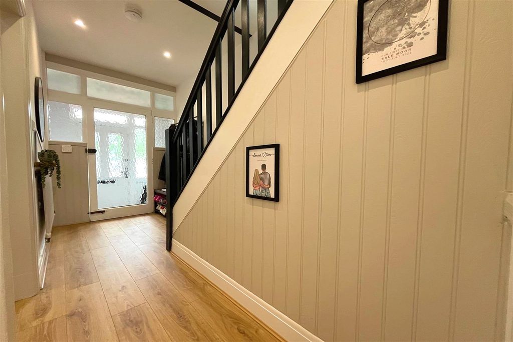Property photo 3 of 22 Entrance Hall