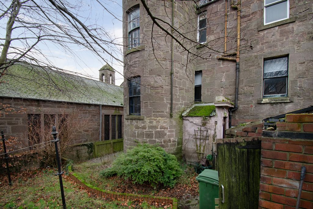 Property photo 2 of 28