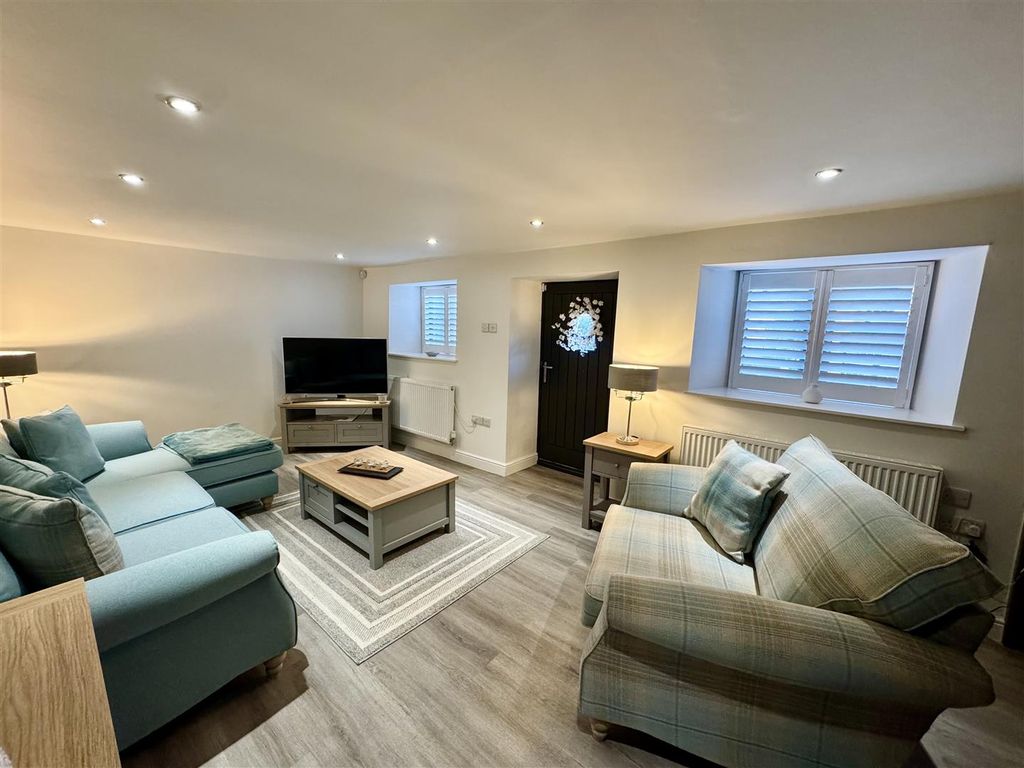 Property photo 3 of 16 Sitting Room