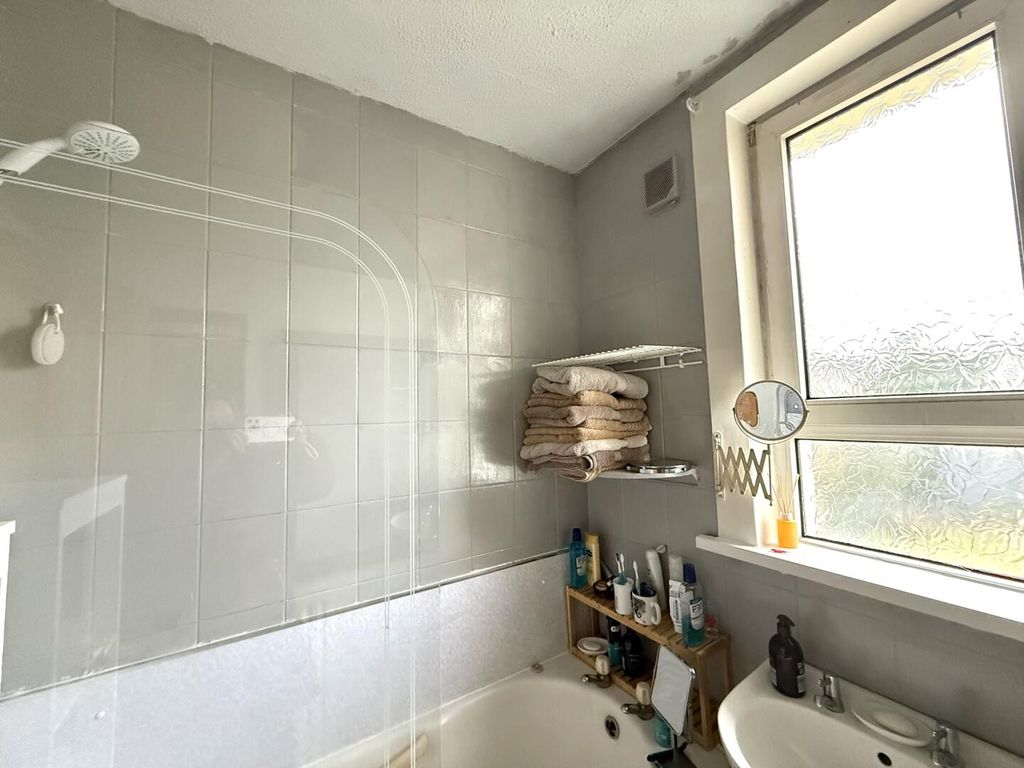 Property photo 2 of 12 Bathroom