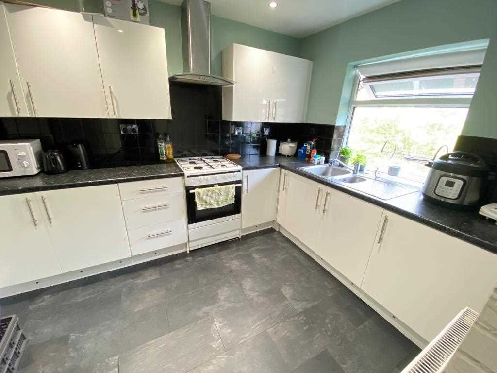 Property photo 3 of 6 Kitchen