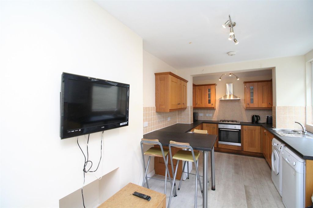Property photo 2 of 11 Kitchen / Diner