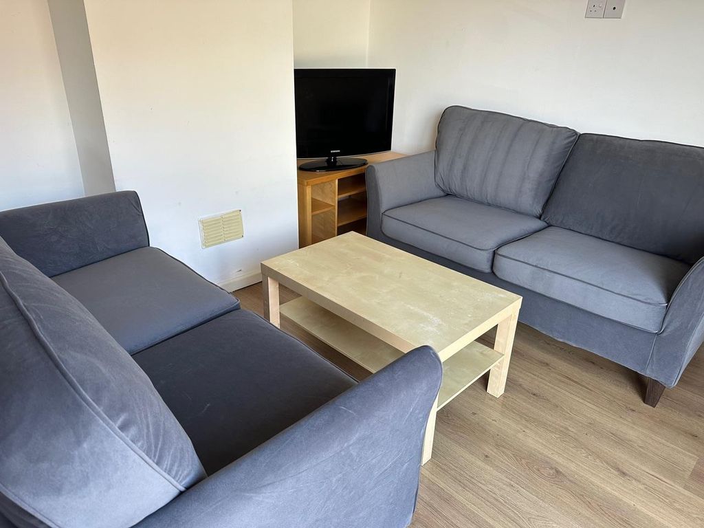Property photo 2 of 4 963 Filton Lounge.Jpeg