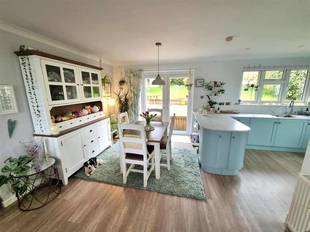 Property photo 3 of 11 Dining Area 1.Jpg
