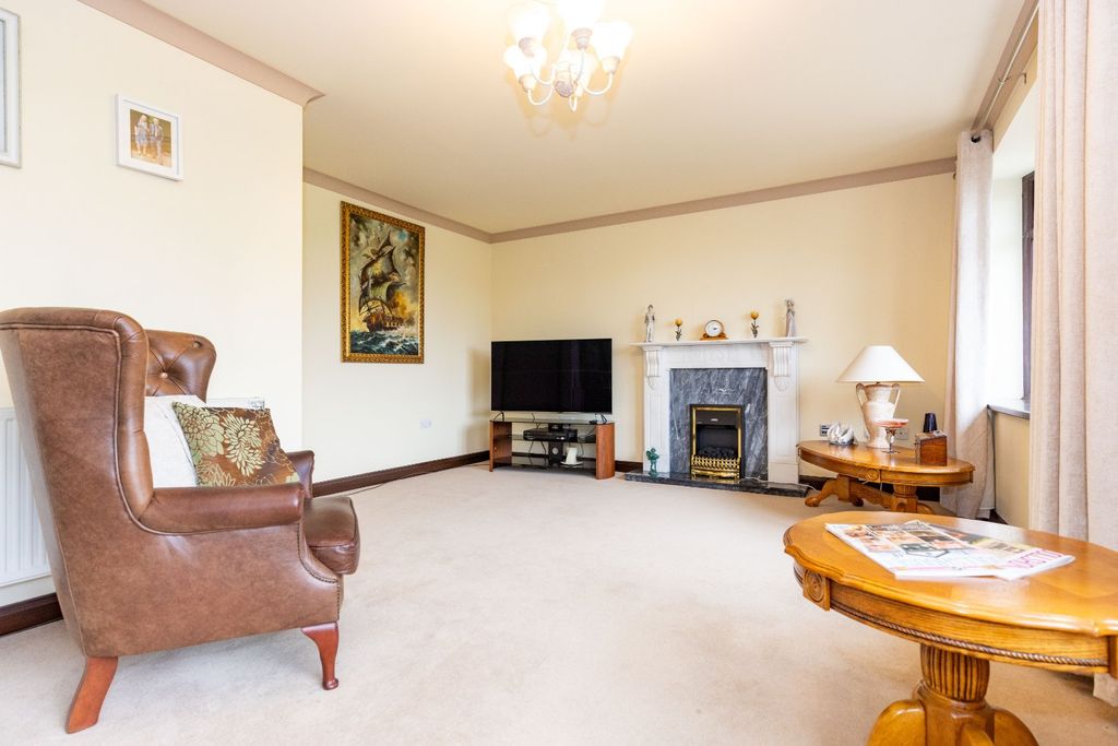 Property photo 3 of 20 Lounge