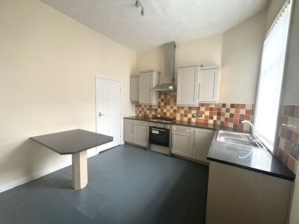 Property photo 3 of 8 Kitchen