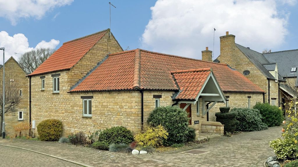 Property photo 1 of 15 Home Farm Close