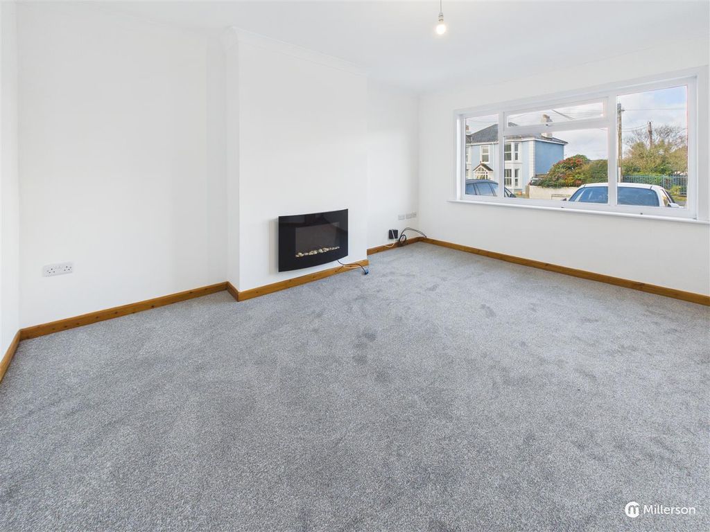 Property photo 3 of 14 Lounge