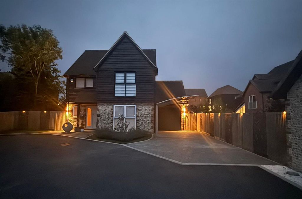 Property photo 1 of 44 Dusk