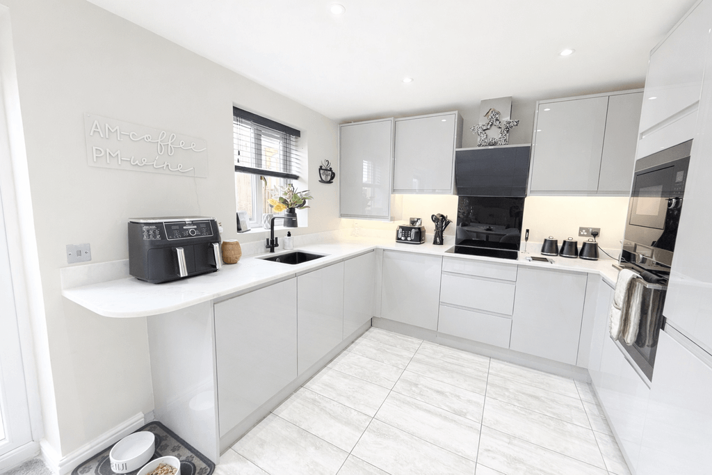 Property photo 3 of 17 Gallery