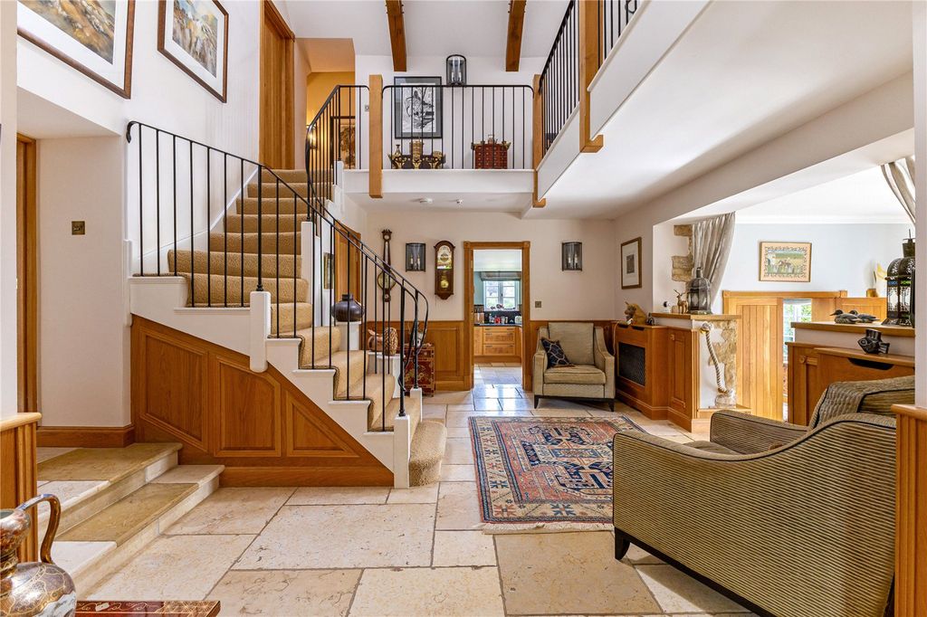 Property photo 2 of 18 Entrance Hall