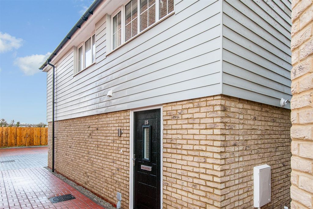Property photo 1 of 11 18 Hoo Farm Way_0001E.Jpg