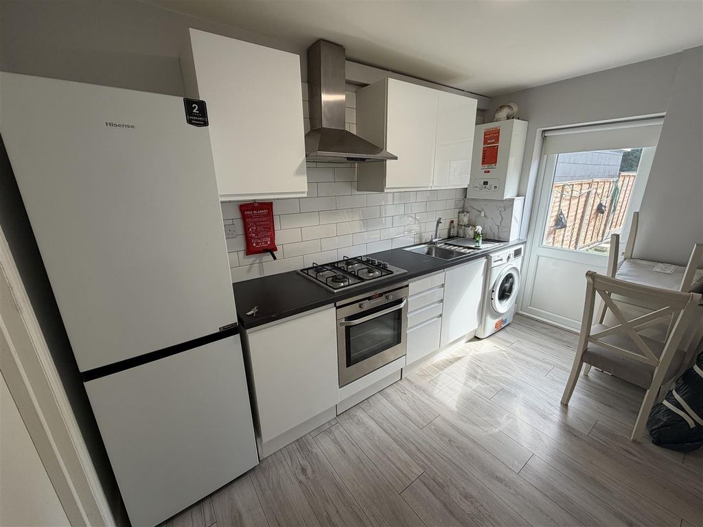 Property photo 3 of 9 Kitchen