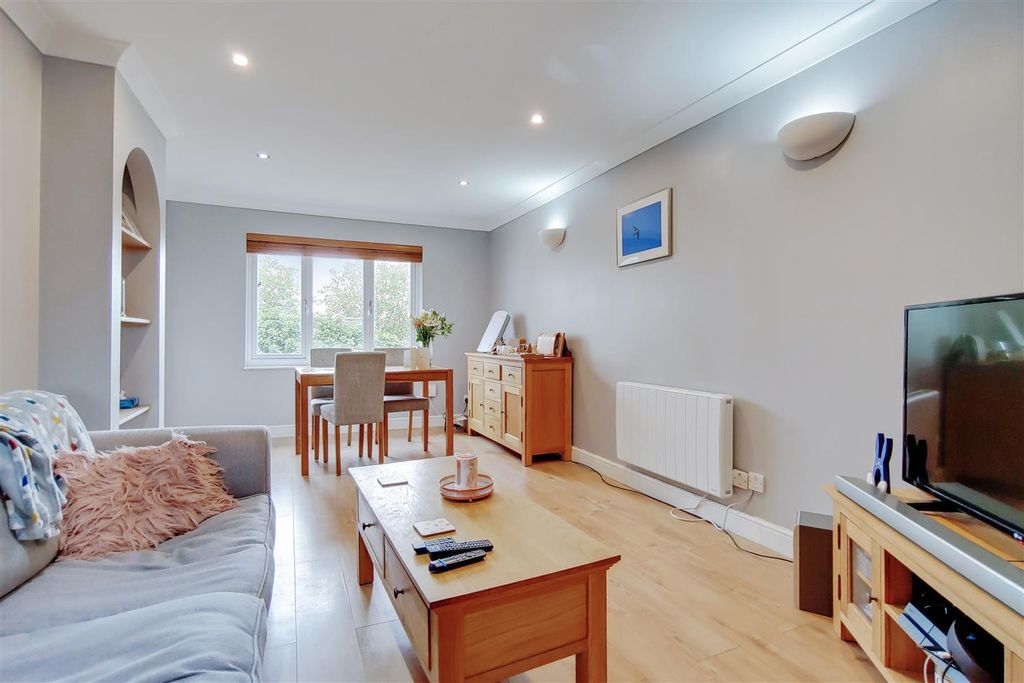 Property photo 3 of 9