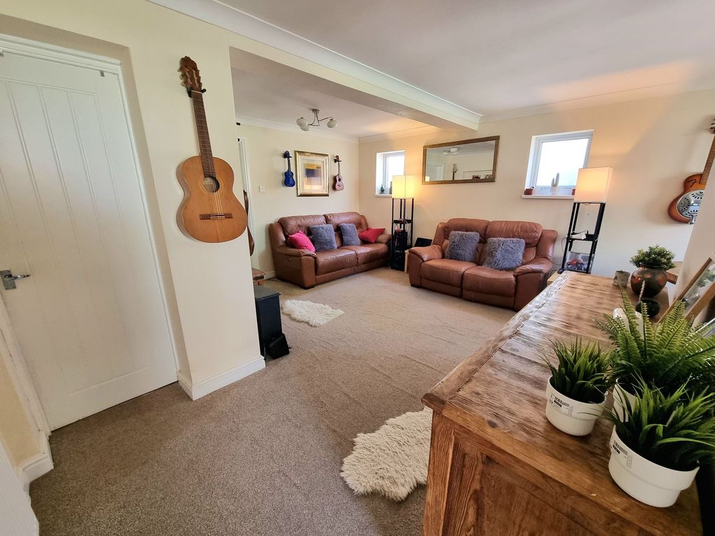 Property photo 3 of 21 Lounge/Diner