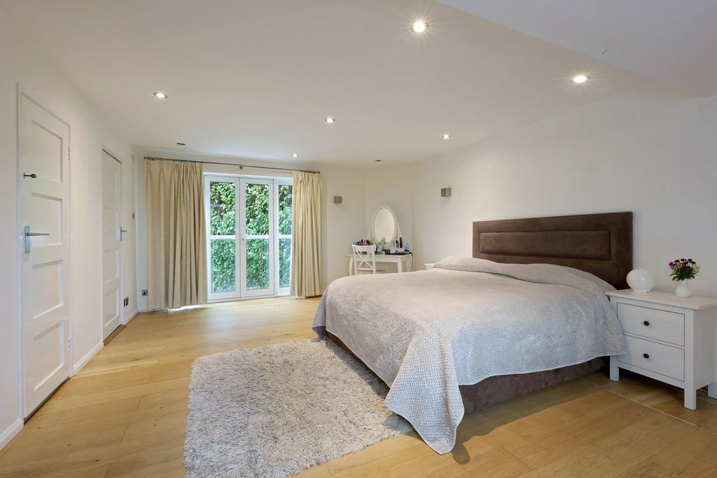 Property photo 3 of 27