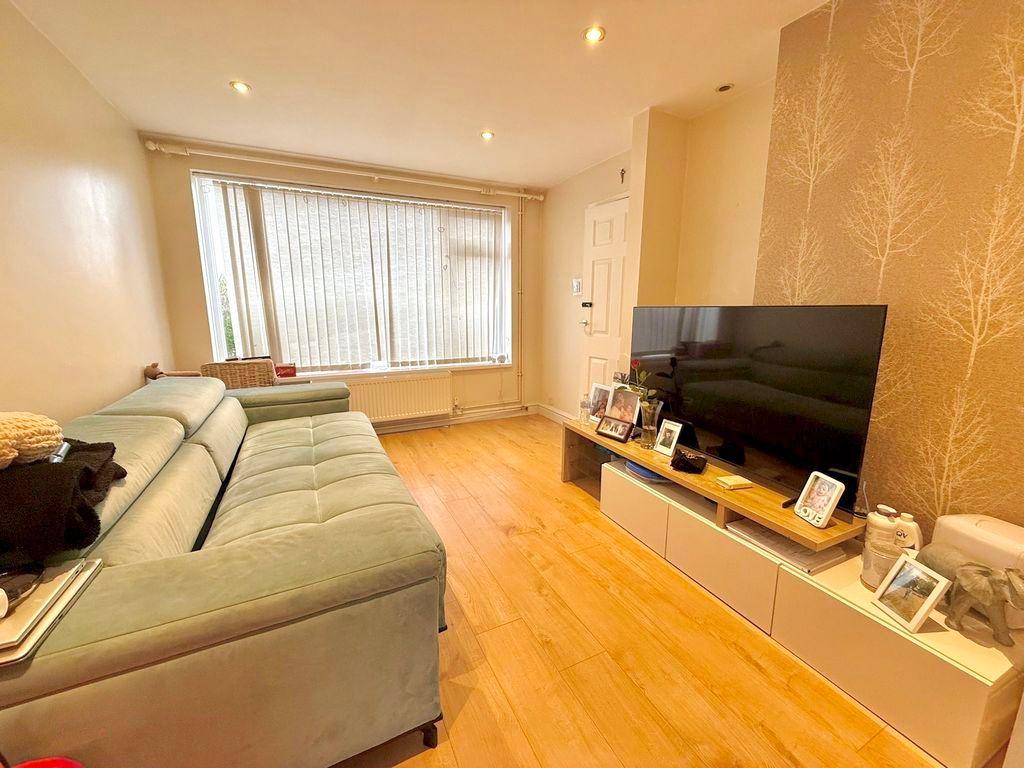 Property photo 2 of 16 Lounge