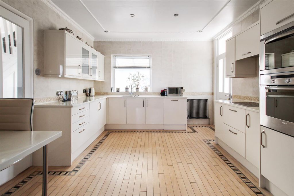 Property photo 3 of 23