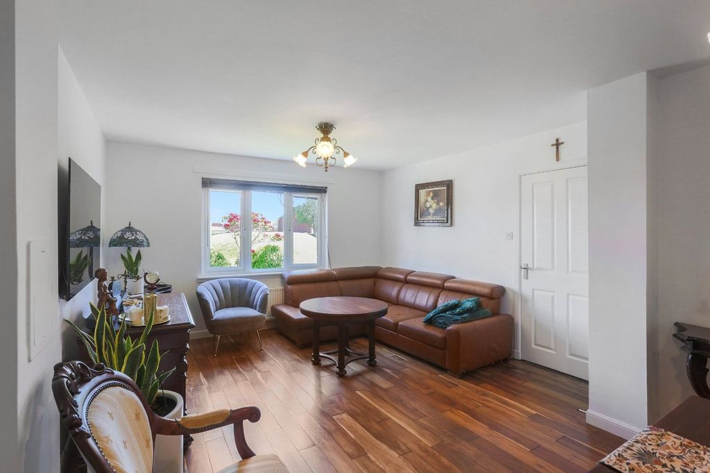 Property photo 2 of 18 Lounge