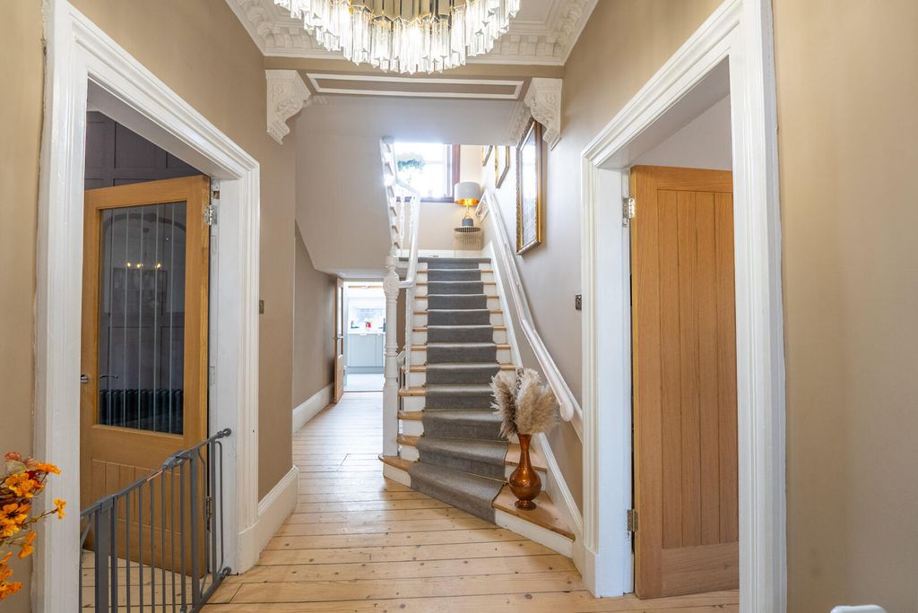 Property photo 2 of 32 Hallway